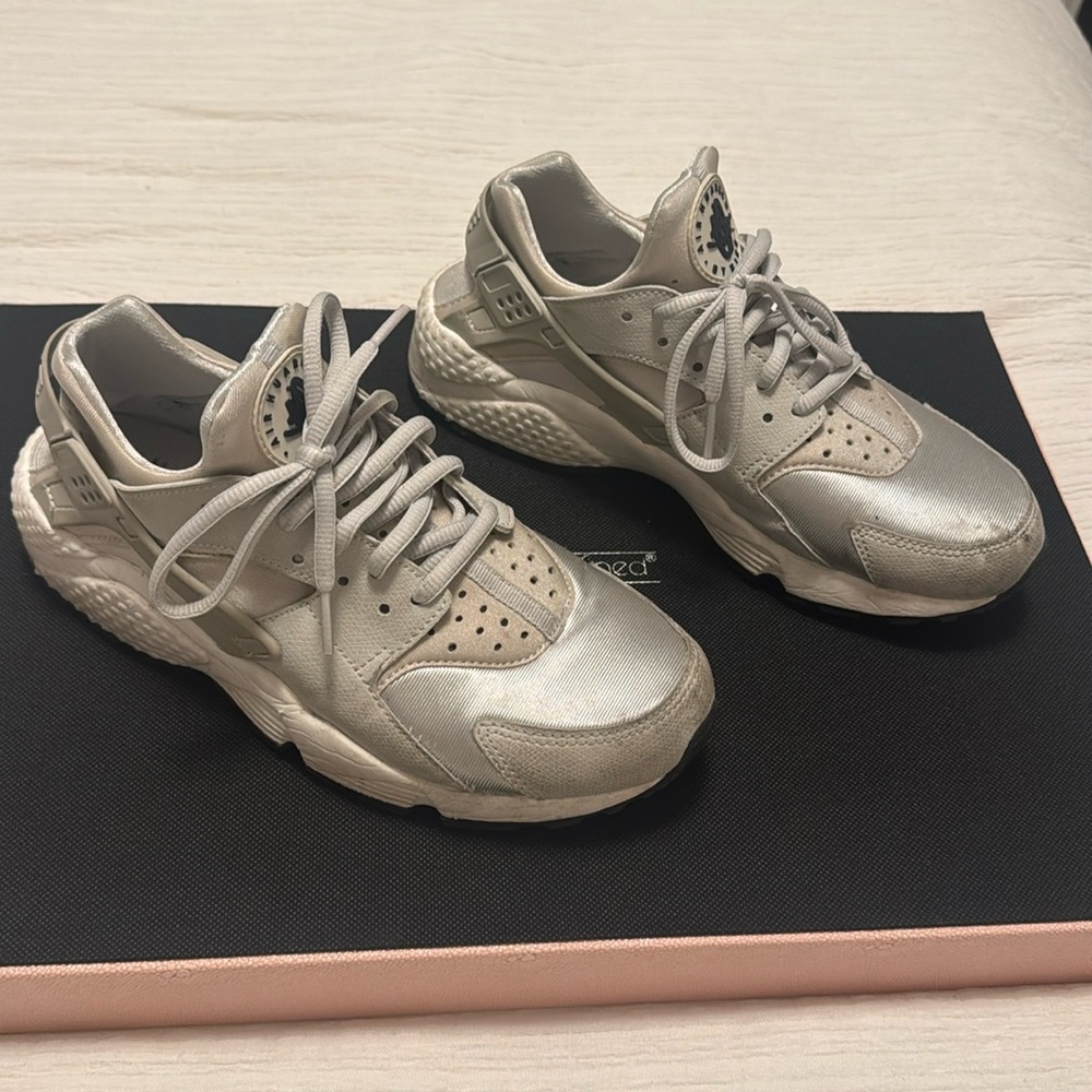 silver nike
